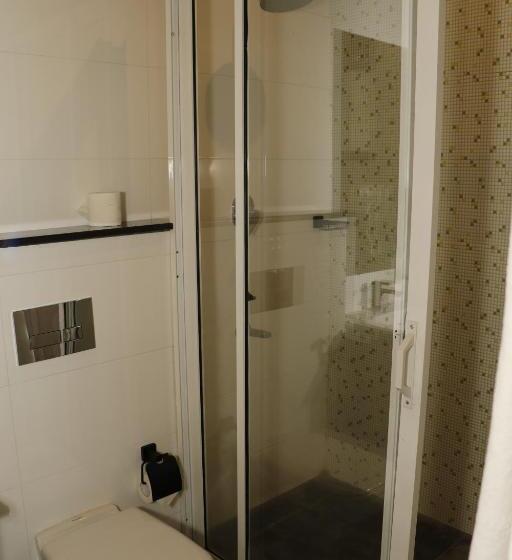 Cameră Familiară, King Of Kandy