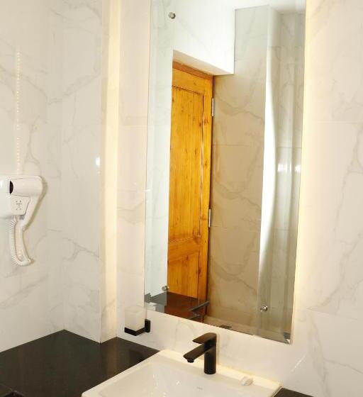 Cameră Familiară, King Of Kandy