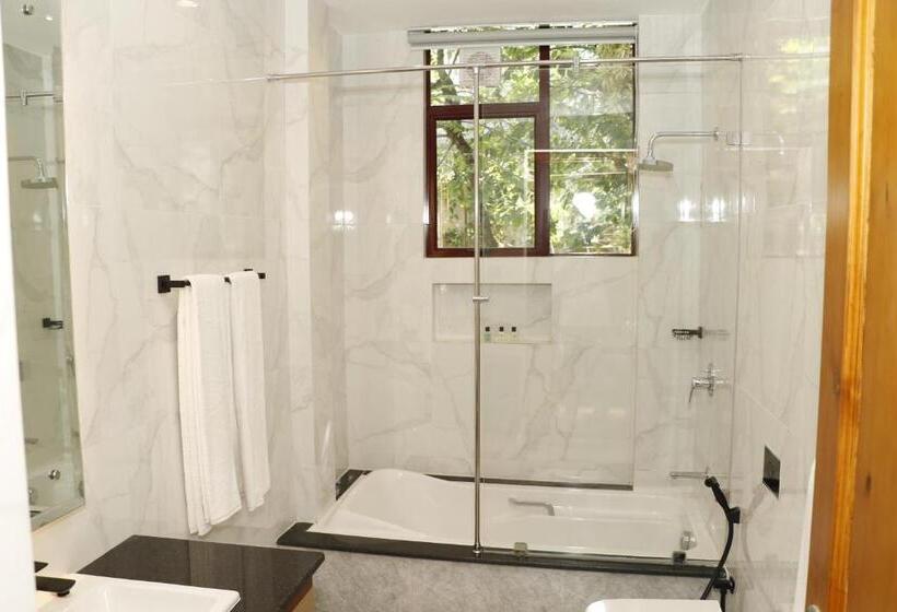 Cameră Familiară, King Of Kandy