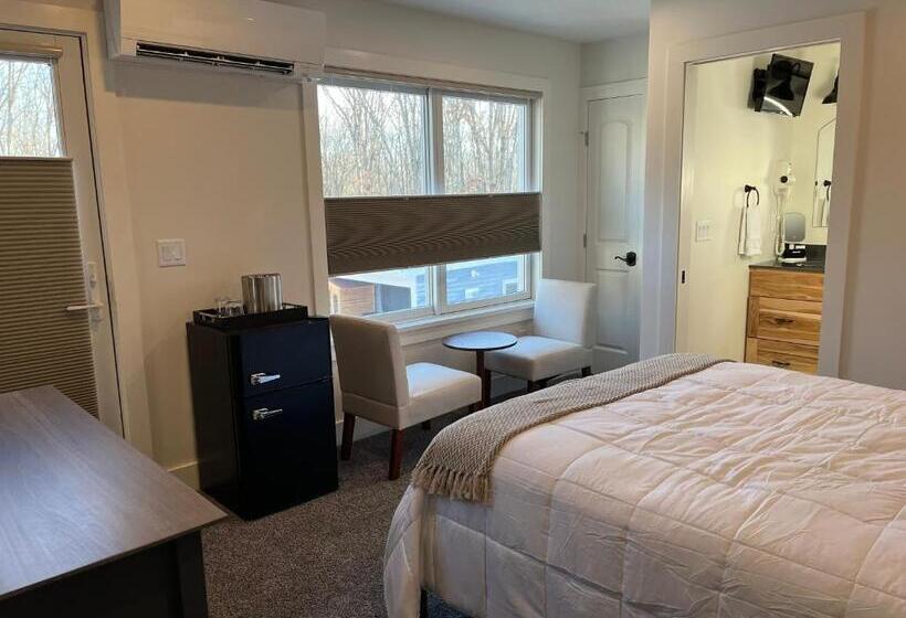 Номер Стандарт с Балконом, Four Seasons For Fun Bed & Breakfast