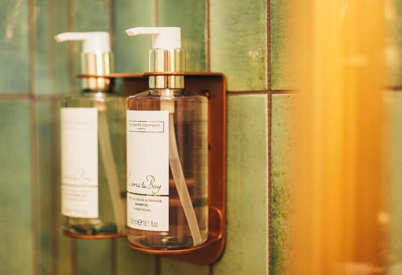 جناح جونيور, The Ashford Arms