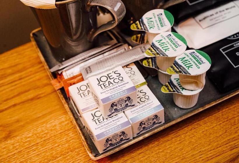 ジュニアスイート, The Ashford Arms