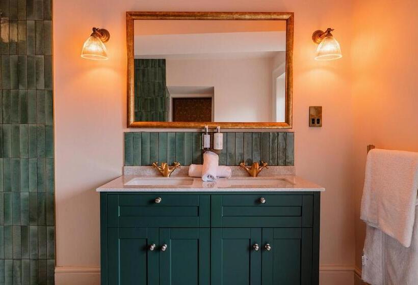 ジュニアスイート, The Ashford Arms