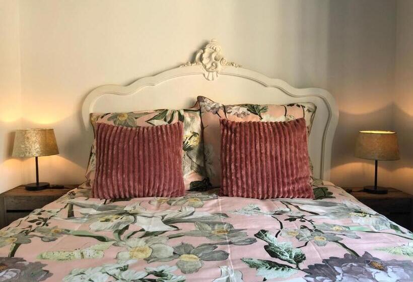 اتاق استاندارد با چشمانداز باغ, De Carper