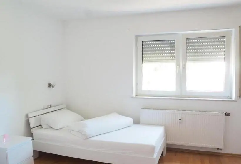 Basic Yhden Hengen Huone, Neumarkt Wohnung