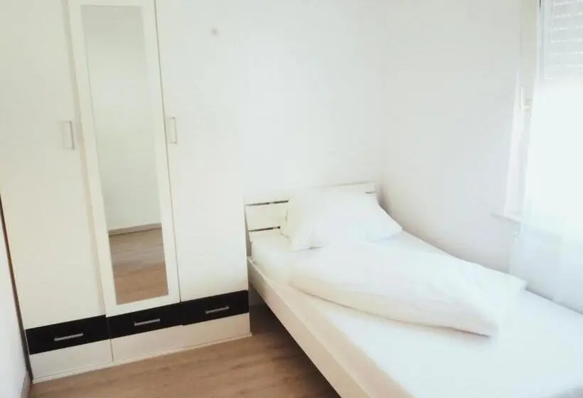 Yhden Hengen Huone Puutarhanäkymä, Neumarkt Wohnung