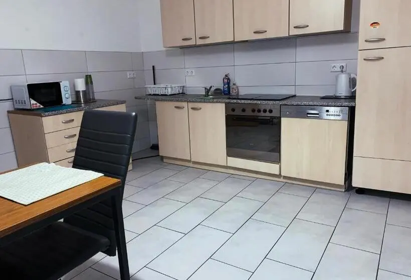 Yhden Hengen Huone Puutarhanäkymä, Neumarkt Wohnung