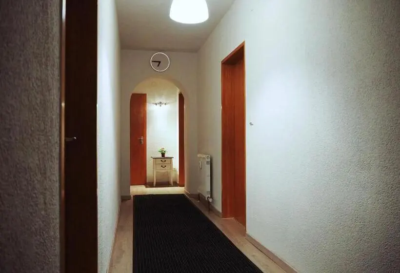 Yhden Hengen Huone Puutarhanäkymä, Neumarkt Wohnung
