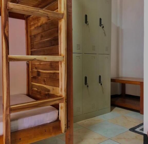 Ágy Megosztott Szobában, Hello Hostel