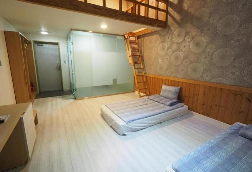 Cameră Triplă Standard, Aurora