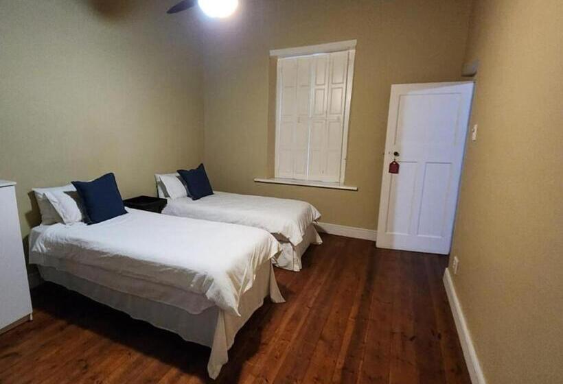 غرفة كومفورت, Magoos On 62