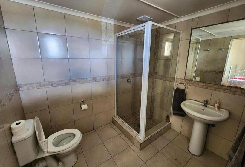 غرفة عائلية, Magoos On 62