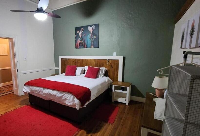 غرفة عائلية, Magoos On 62