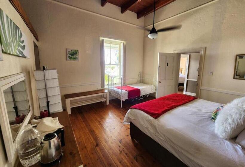 غرفة عائلية, Magoos On 62