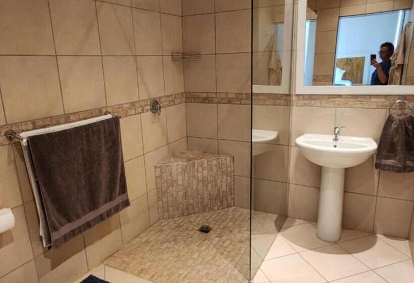 غرفة قياسية, Magoos On 62