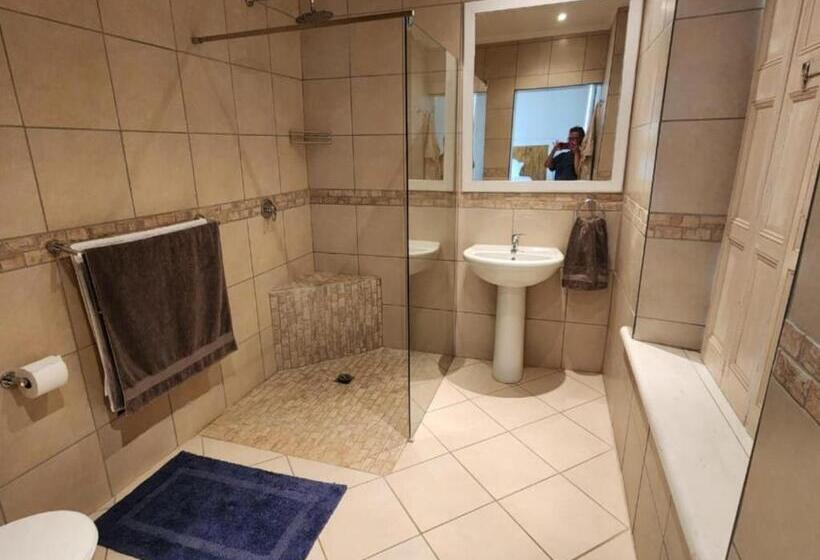 غرفة قياسية, Magoos On 62