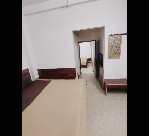 اتاق اکونومی, Prakash Palace