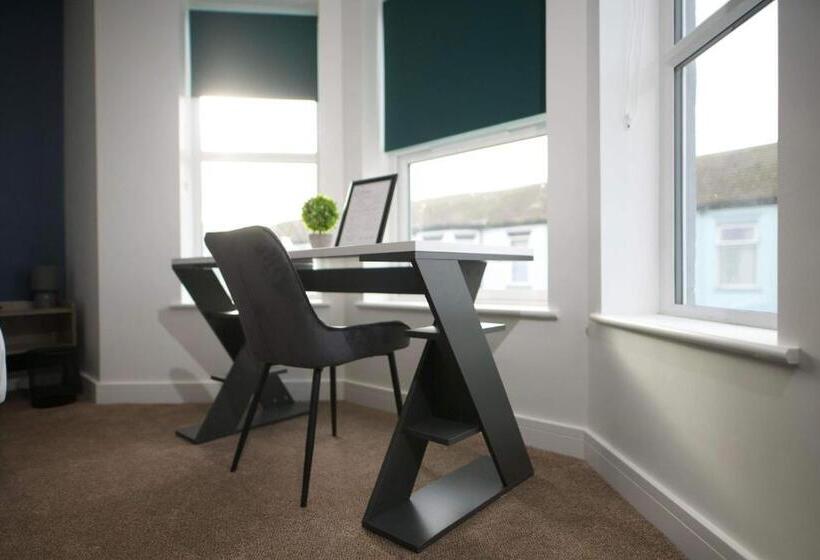 اتاق لوکس, The Get Away