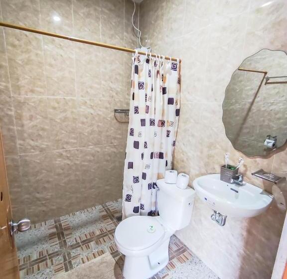 غرفة قياسية ثلاثية مزودة بتراس, Amboy S Hometel Official