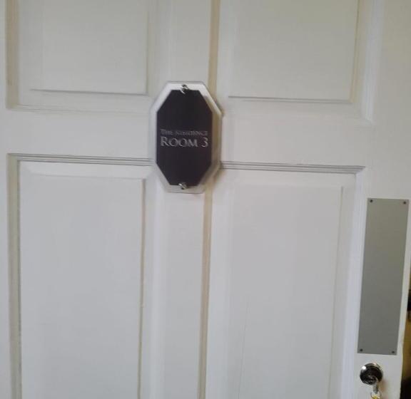 اتاق لوکس خانوادگی, The Suite No48