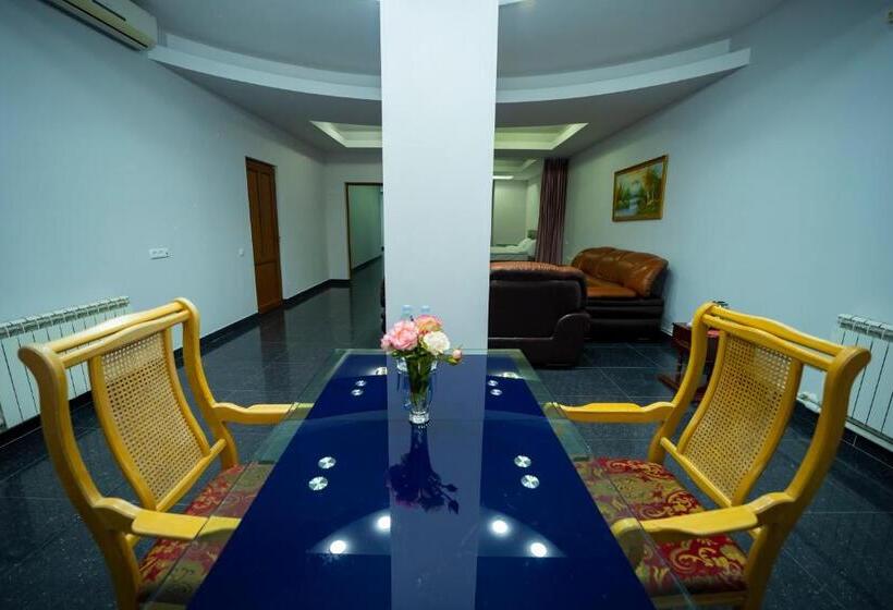 Номер Deluxe, Continental New