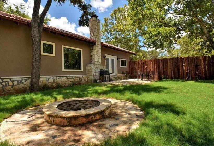 침실 2개 주택, Messina Inn