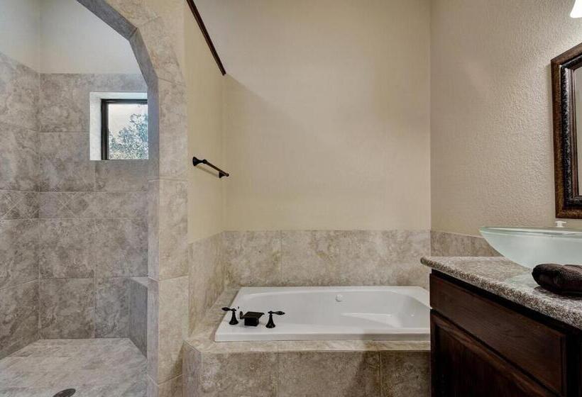 침실 2개 주택, Messina Inn