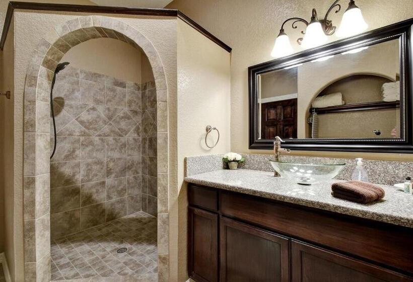 스탠다드 스튜디오, Messina Inn