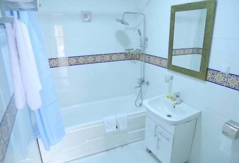 舒适三人间, As Salam Boutique