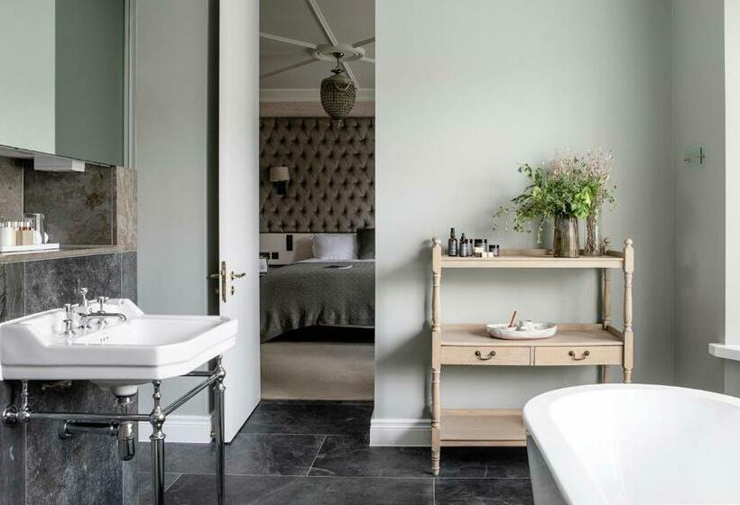 スタンダードルーム, Cliff At Lyons