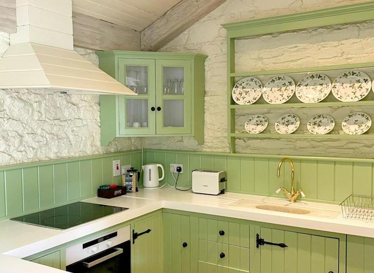 キャビン, Cliff At Lyons