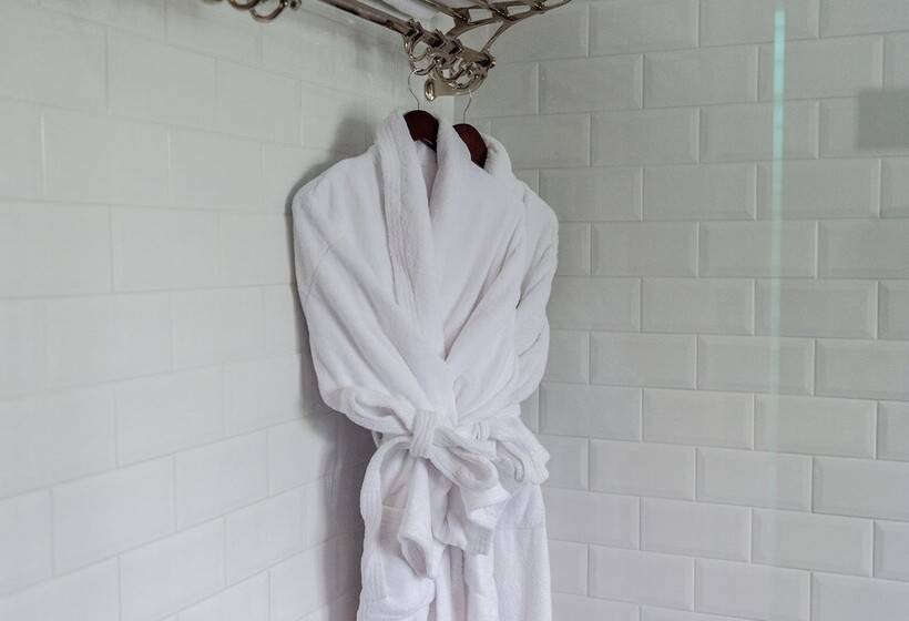 スタンダードルーム, Cliff At Lyons