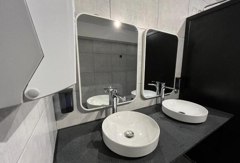 تختخواب در اتاق مشترک, Mickitos Urban Hostel