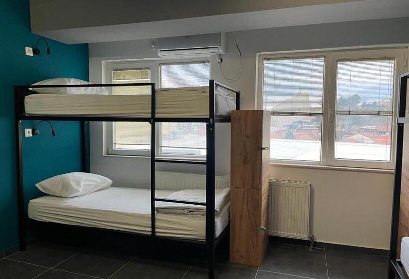 اتاق استاندارد با سرویس بهداشتی مشترک, Mickitos Urban Hostel