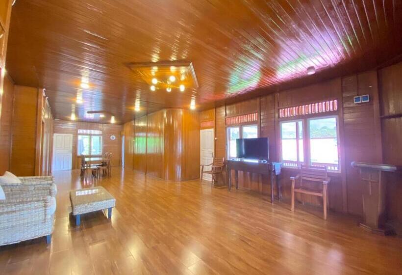 חדר משפחתי נוף להרים, Super Wonderful 5 Bedrooms With Bathroom Villa Marion Tomohon