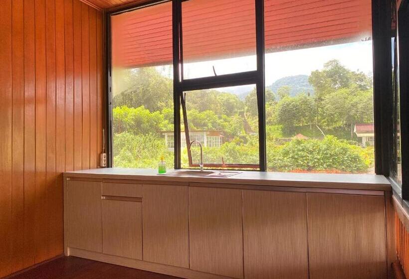 חדר משפחתי נוף להרים, Super Wonderful 5 Bedrooms With Bathroom Villa Marion Tomohon