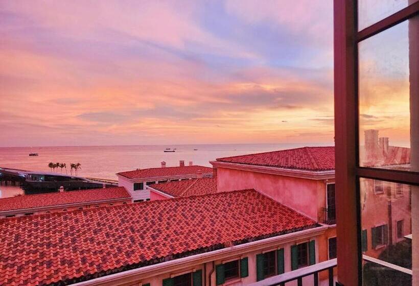 اتاق لوکس با بالکن و چشمانداز دریا, Sea Sunset Hotel Phu Quoc Welcome To A Mixing World Of Friends