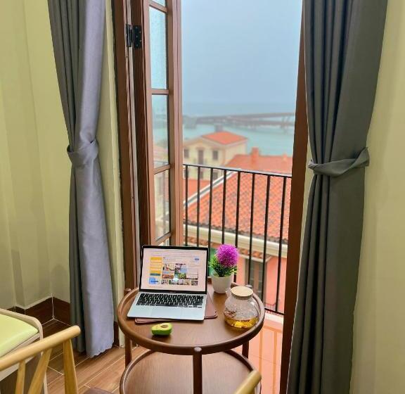 اتاق لوکس با بالکن و چشمانداز دریا, Sea Sunset Hotel Phu Quoc Welcome To A Mixing World Of Friends