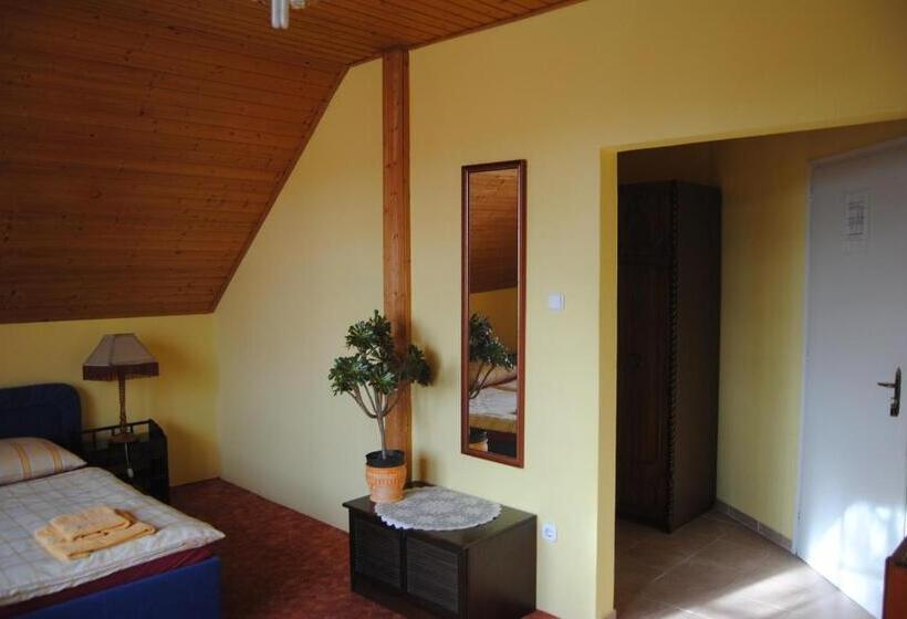 标准间带阳台, Villa Hedi Panzió