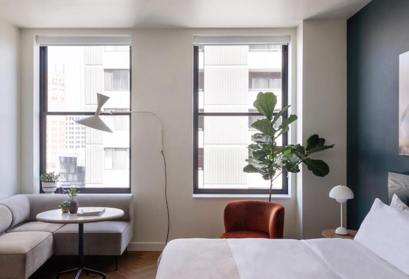 豪华工作室, Roost Detroit