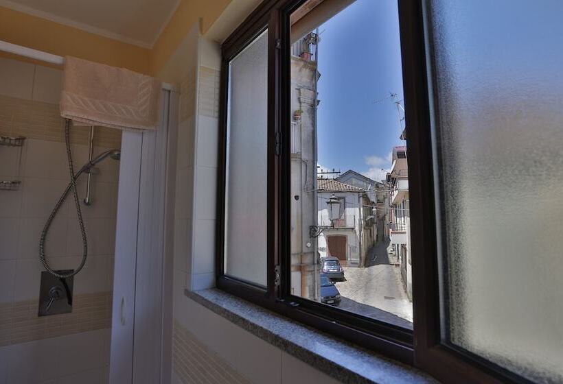 غرفة ديلوكس رباعية, Conte Ruggero