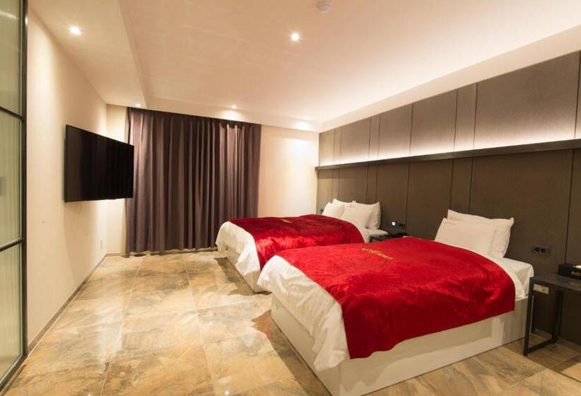 디럭스 룸, The Empress