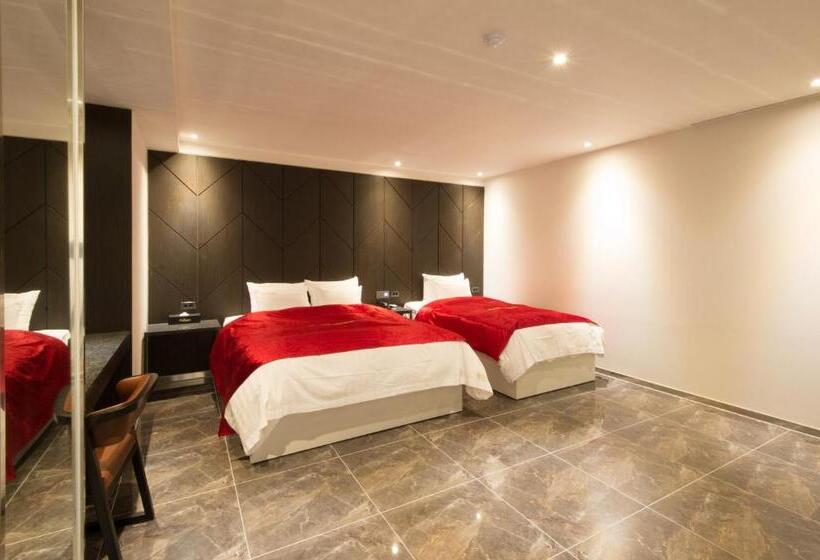 디럭스 룸, The Empress