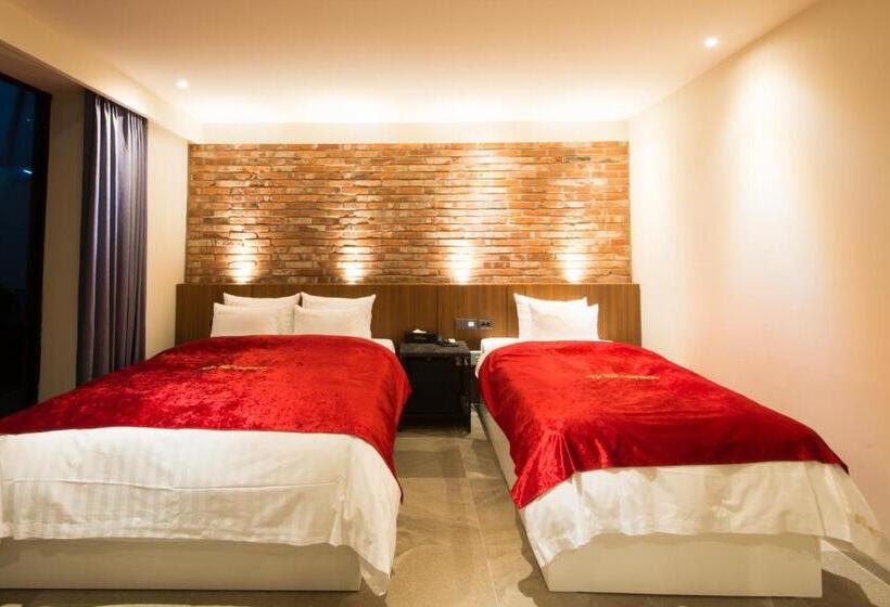 디럭스 룸, The Empress