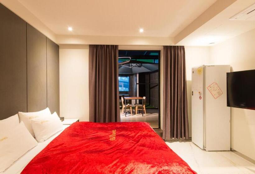 스탠다드 테라스 룸, The Empress