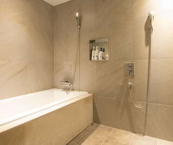 디럭스 룸, The Empress