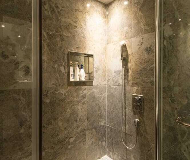 디럭스 룸, The Empress