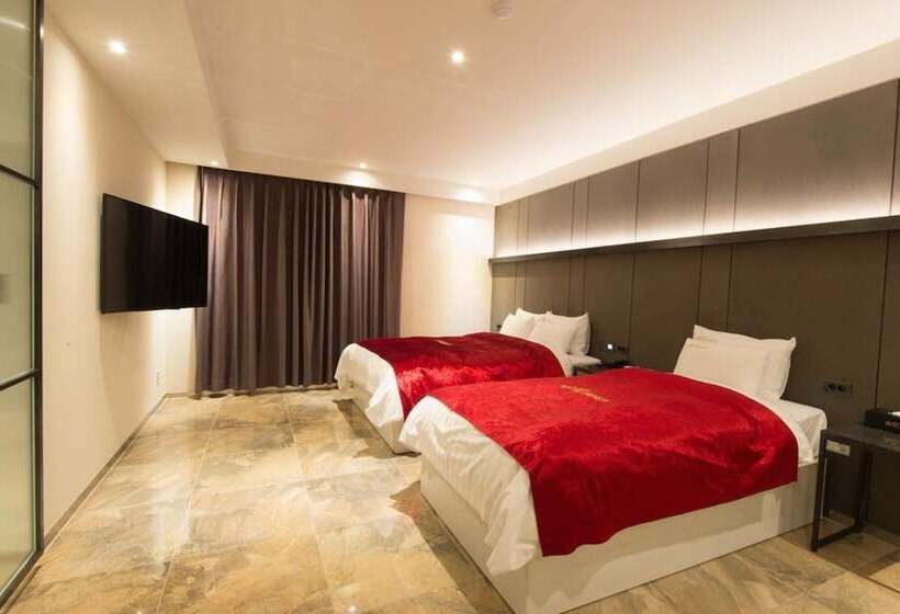 디럭스 룸, The Empress