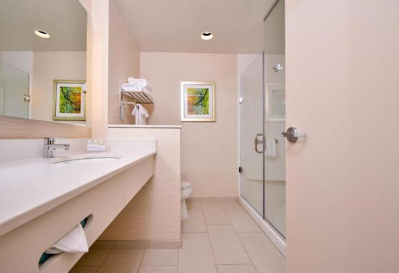 适合残疾人士使用的带超级大床的标准间, Fairfield Inn & Suites By Marriott Plymouth White Mountains