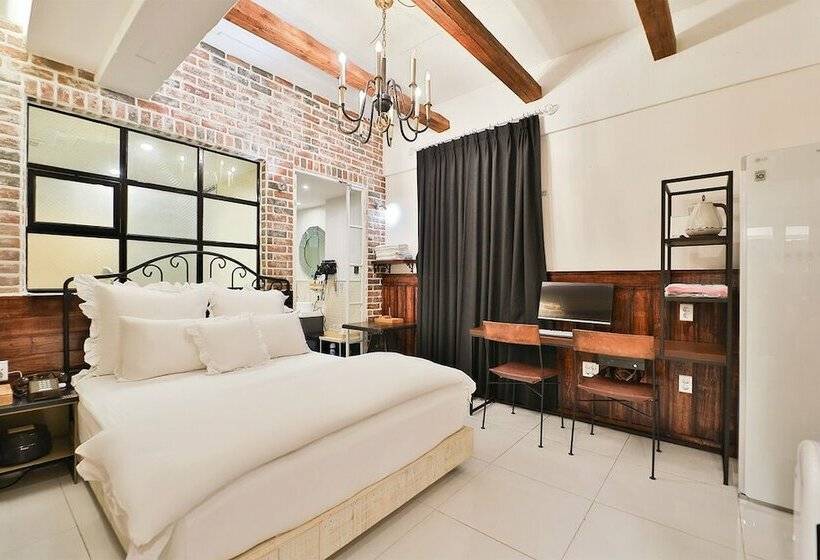 Люкс, February Hotel Hwanggeum